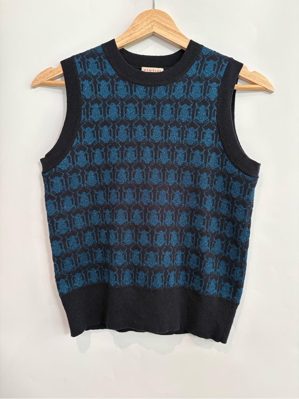DemyLee Sleeveless Patterned Knit Vest in Shimmer Blue and Navy